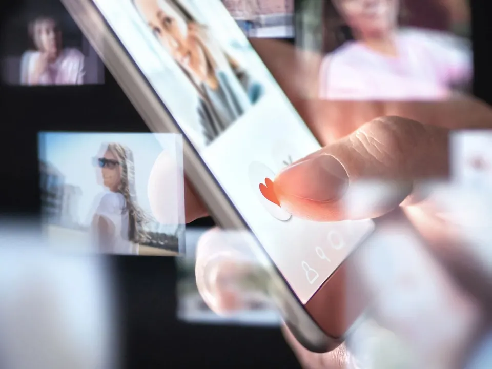 Daumen tippt in einer Dating-App auf ein Herz