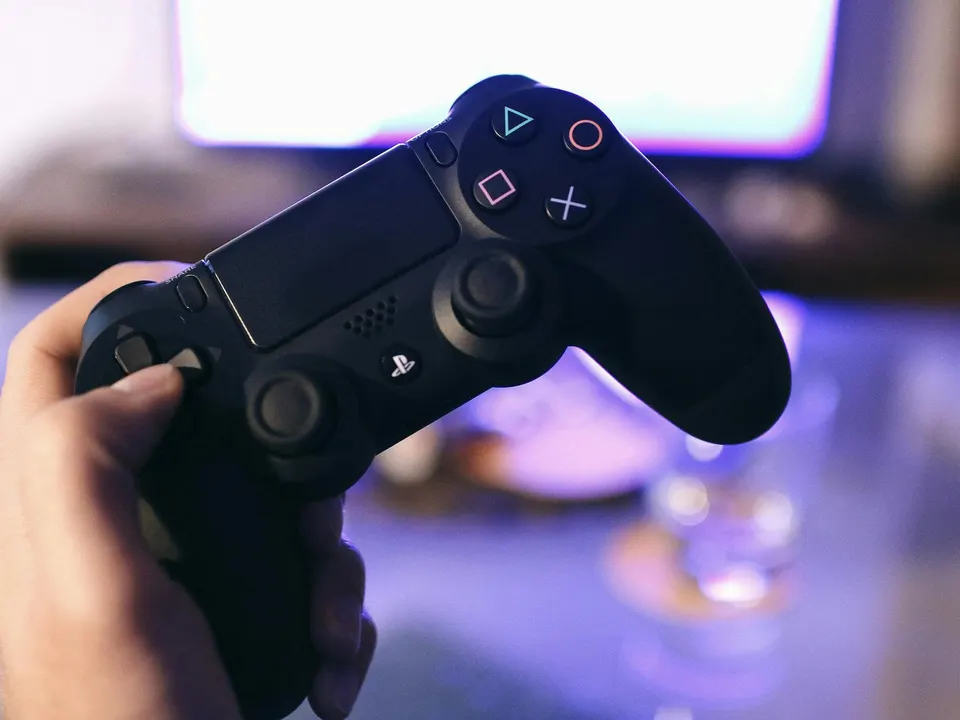 Hände an einem Spielecontroller