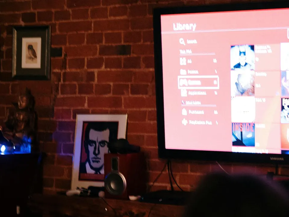 Fernseher mit geöffneter Mediathek vor einer Backsteinwand